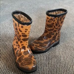 Girls size 6 cheetah boots